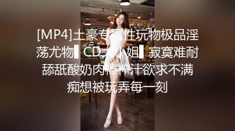 骚熟妇被干得高潮迭起，浪叫声超大，别人越听到她越兴奋