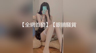 饥渴美少妇，露奶白色衣服，手指掰穴私处粉红色不停的揉搓阴蒂