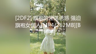 红衣少妇蹲下开始玩手机蹲了十几分钟也不怕腿麻蹲功真好