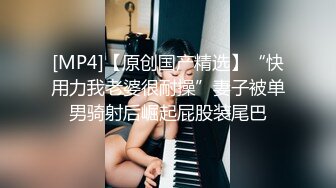 摸胸貌似小妹不乐意了