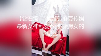 潜入写字楼女厕偷拍❤️一身黑装长发美女被拍两次前后都被看光光