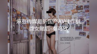 眼镜美少女JK装撩起裙子跪在沙发翘起屁股，小穴还塞着跳蛋，手指插入扣弄