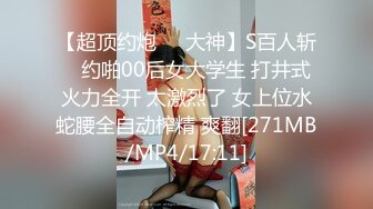 [MP4/ 924M] 烈焰红唇美女大战头套男极品美腿吊带白丝，猛扣多毛骚穴，美女很享受直浪叫