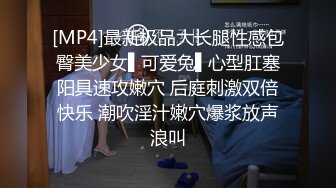 帅哥应网友要求大白天带俩妹子到山上野战 干的妹子呱呱叫[MP4/586MB]