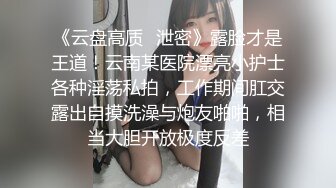 脸上红扑扑极品御姐居家发骚，带子情趣装开档黑丝，坐椅子上抬起双腿假屌爆插