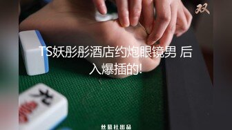 帽子哥偷拍女神上厕所没带纸用口罩擦逼擦屁眼,等女神走后帽子哥如获至宝捡起来戴上自拍