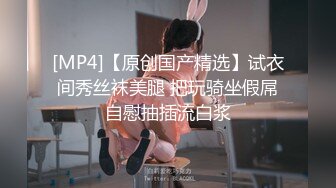 邪恶的房东暗藏摄像头偷拍美女租客洗澡洗鲍鱼