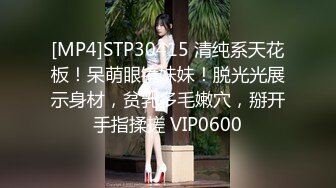 穿着碎花裙的小骚货被我无套后入操出白浆