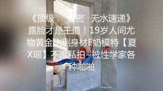 充满诱惑的少妇，黑丝高跟大奶子超级诱人，居家诱惑漏出大奶子夹着AV棒，尿尿自慰道具插逼诱惑的呻吟