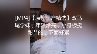 两兄弟同时约啪，4p轮流操，妹子直接喊bb疼