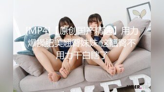 高颜值脸圆圆的女孩，厕所遇上就拍一番，来大姨妈了啊 还在滴着小血~