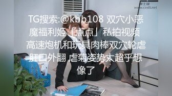 双飞女友的00后闺蜜，紧嫩滑,两人跪舔一根鸡巴