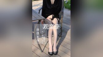 换妻 我射逼里行吗 行 流出来让她舔 一个舔吊一个舔菊花 俩个少妇轮着操 射逼里再舔干净 真会玩