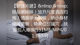 全景厕拍几个穿校服的学生妹尿尿,闻自己内裤,疑似抠逼,附带生活照对比 (2)