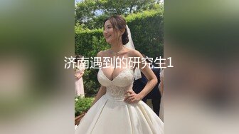 性感美乳服務生翹高屁股等我幹