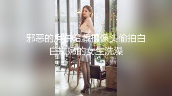 颜值和身材真是没得说的外围女沙发干到床上