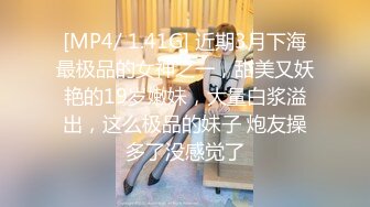 苗条贫乳小美女，把嘴当成小穴狂怼