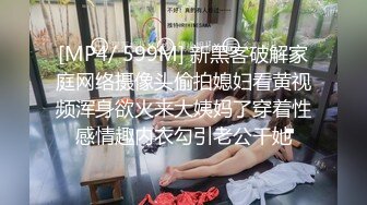 大學妹光潔大腿跟和漏出的衛生巾讓人瞬間充血