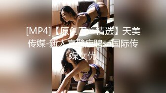 长发美女修电瓶车中间随她去趟厕所妹子竟然把小穴掰开