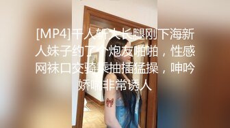 偷窥高颜值高中眼镜小美女尿尿