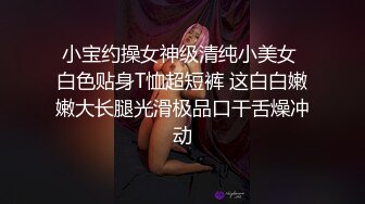 大神网红打卡地尾随偷拍美女裙底风光黄色连衣裙极品气质美女毛漏出来特别多，白色丁字裤