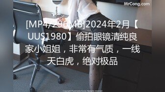 【家庭摄像头破解】其乐融融的一家三口在客厅看电视，美丽风韵妻子在喂奶，百看不厌的少妇！