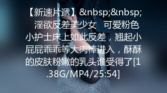 炎炎夏日，卷毛小夥到女同學家做客，吃個西瓜，趁妹子父母不在，按在沙發上啪啪