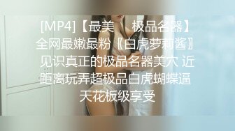 美腿美眉穿着黑丝来约会，男友肯定受不了啊，狂舔丝袜