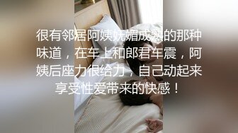 爱穿丝袜的少妇露脸开档丝袜高跟情趣，跟狼友撩着骚还给大哥舔大鸡巴，直接在沙发上爆草，各种抽插浪荡呻吟