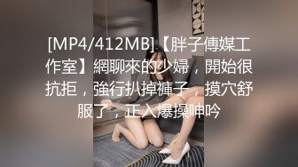 商场厕所偷拍牛仔裤美女边玩手机边拉屎