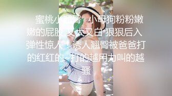 商场女厕全景偷拍牛仔短裙靓妹 光顾着玩手机大黑穴随便拍 一点警觉都没有