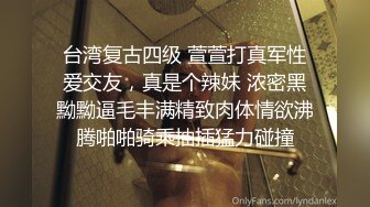 漂亮美女 牛仔裤开破洞 撅着屁屁被大鸡吧无套爆菊花 这么粉嫩的无毛鲍鱼都操腻了 内射