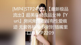 公司聚餐送喝醉的女同事回宿舍,车上忍不住拉开她吊带裙拨开胸罩罩杯看一下她的奶子