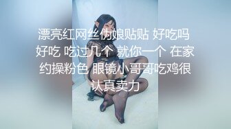 抄底漂亮少妇 旁边儿子这么大了 还穿蕾丝花边黑骚丁 大屁屁真肥