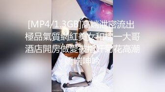 两个小伙子约个大妈到野外小溪流玩3p