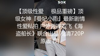 花裙性感美少妇和家人逛公园看长相就是骚骚的薄丝花边天蓝透明内裤包裹肉臀很诱惑