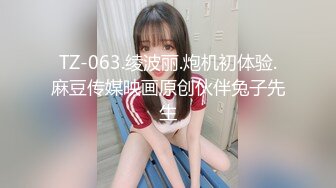 四个模特身材美女一起逛商场粉色短裙美女紧贴着超薄微透无痕内小内紧裹肉臀夹进臀缝前C凸显逼唇很是诱惑