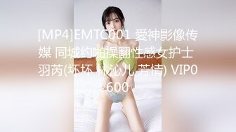 婚礼上抄底发现一个没穿内裤的女司仪爽爆了