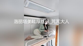 父亲刚离开硕大乳房的美艳妈妈就被儿子一把搂住，用力揉捏奶子亲吻猛吸猛操征服