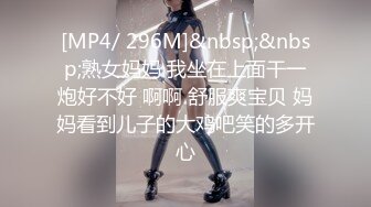 不戴乳罩的美女感受了一次激情后，就再也离不开肉棒了