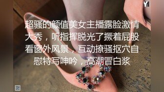 JK小姐姐太让人喜爱了，抱住娇美肉体在腿上摩擦爱抚