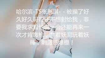 尝试操两个极品御姐，谁料第一个妹子太勾人，第二个制服美女只好舔吸把玩