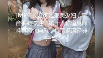 写字楼厕拍白底黑网格上衣很喜庆的少妇