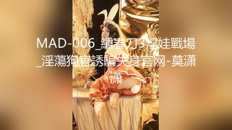 新流出国内厕拍牛人八月份作品商场隔板女厕露脸偷拍几个妹子嘘嘘第一个售货员有所察觉差点被她发现