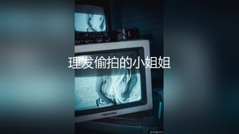 [MP4]群劈乱伦纹身男一男4女激情大战左拥右抱，轮流展现技师舔弄口交一个个换着操