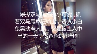 联通女业务员拿着手机给客户介绍时被恶搞突然自动播放她洗澡的视频