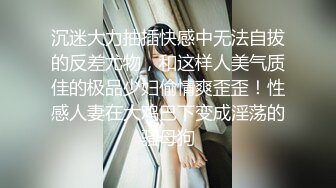 花臂纹身娇小美女撩下衣服就要吸奶子跪着深喉舔屌