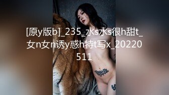 金发美女！漂亮纹身网红小姐姐！按住双手骑脸插嘴，跪在沙发后入，爆操美臀嫩穴