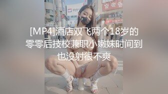 ❤️极品反差婊❤️楼下忽传呻吟声，一看方知骚姐在抠逼，果断潜入出击摸奶抠逼爆艹她！