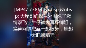 放暑假了表妹来家里小住几天 晚上在窗户上留的小缝偷窥她洗澡 身材非常好 下面都硬了